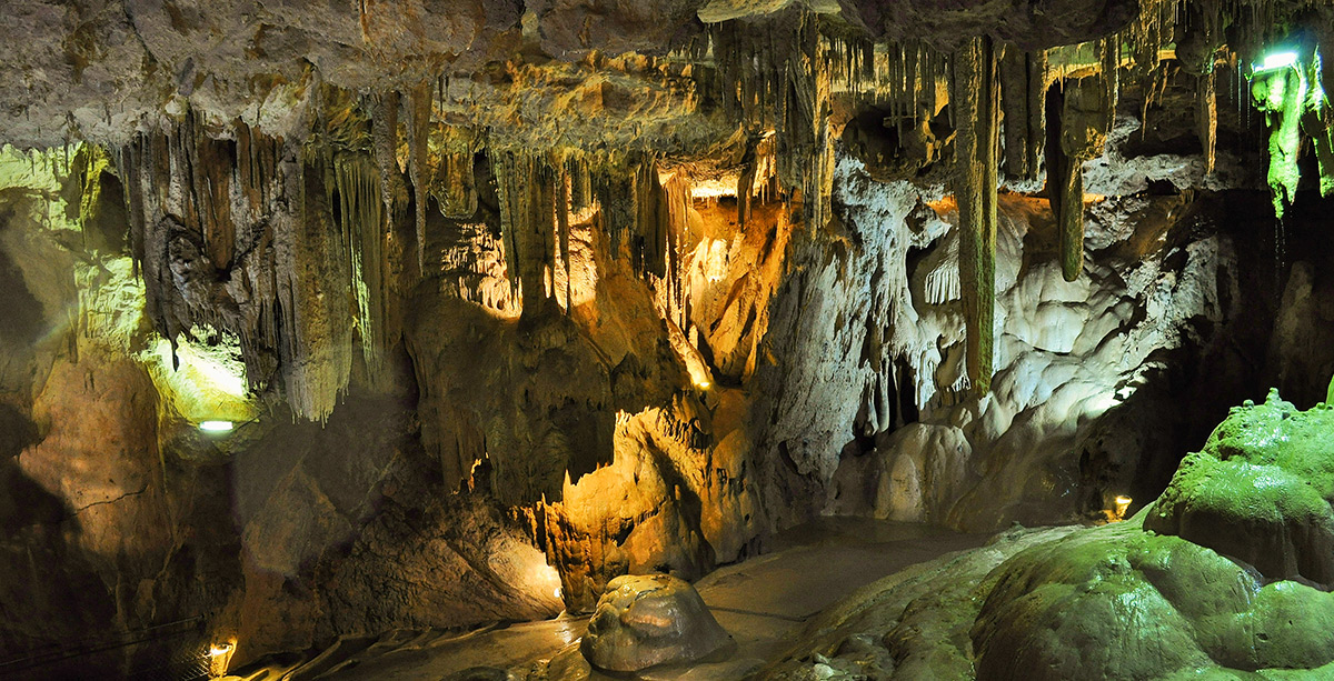 Interior de la cueva de Green Grotto