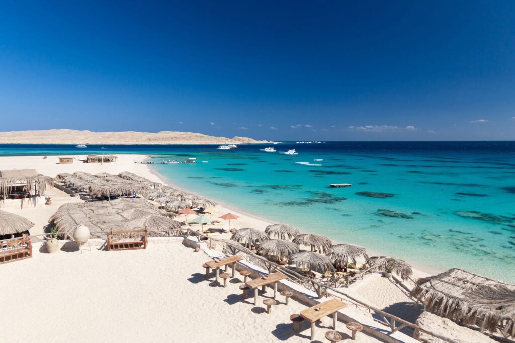 Arena blanca perfecta para la relajación en la playa Mahmya en Hurghada, Egipto.