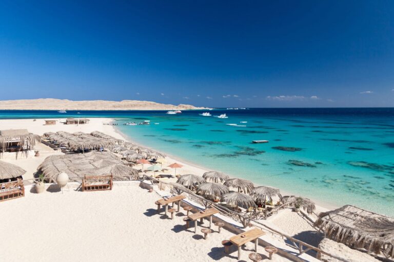 Arena blanca perfecta para la relajación en la playa Mahmya en Hurghada, Egipto. 