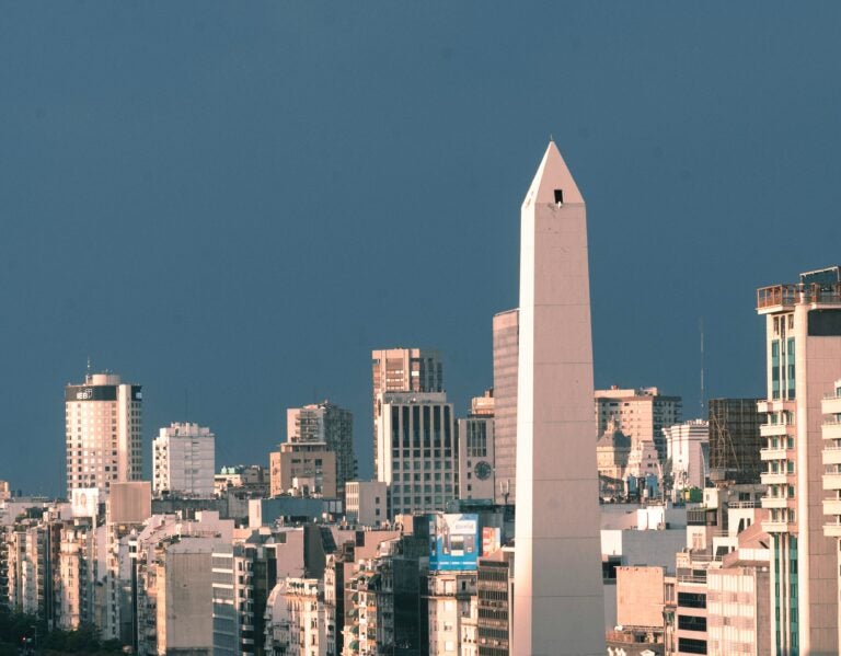 La Plaza de la República y el Obelisco en Buenos Aires, Argentina.