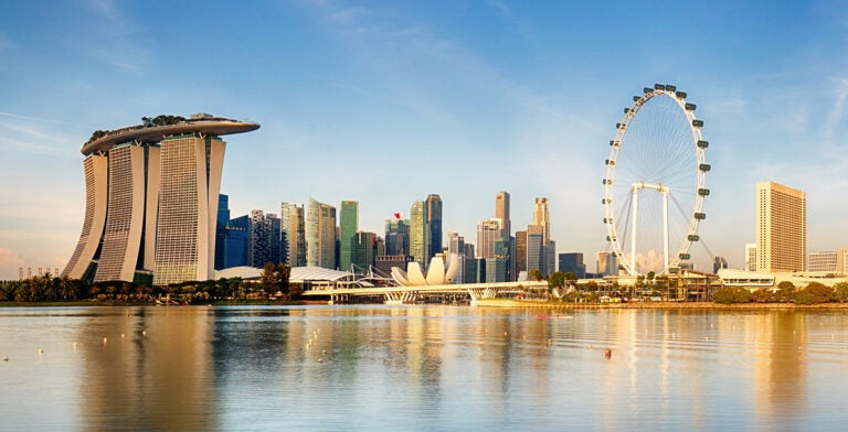 Panorama de la ciudad de Singapur, uno de los sitios para viajar sola más seguros del mundo