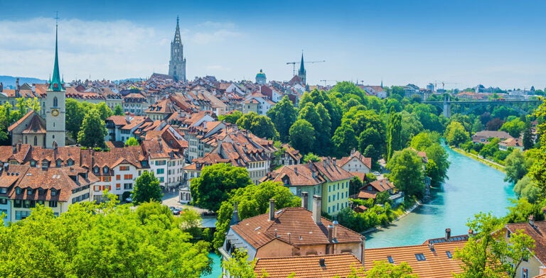 Río Aare y paisaje urbano del casco antiguo de Berna, Suiza