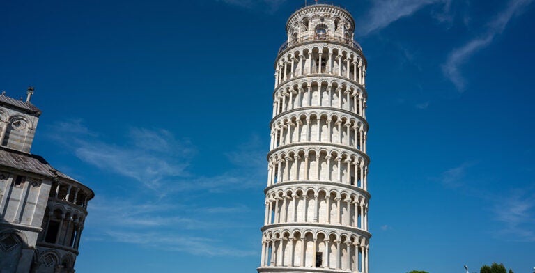 Torre inclinada de Pisa, atractivo icónico en Italia