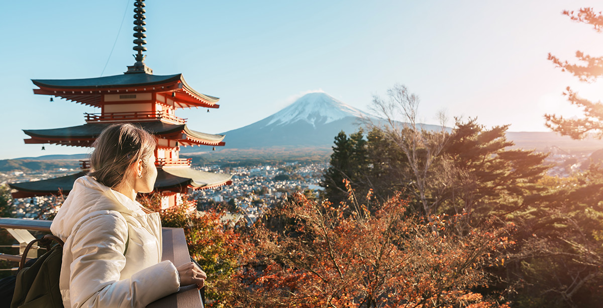 Viajera apreciando el monte Fuji en Japón
