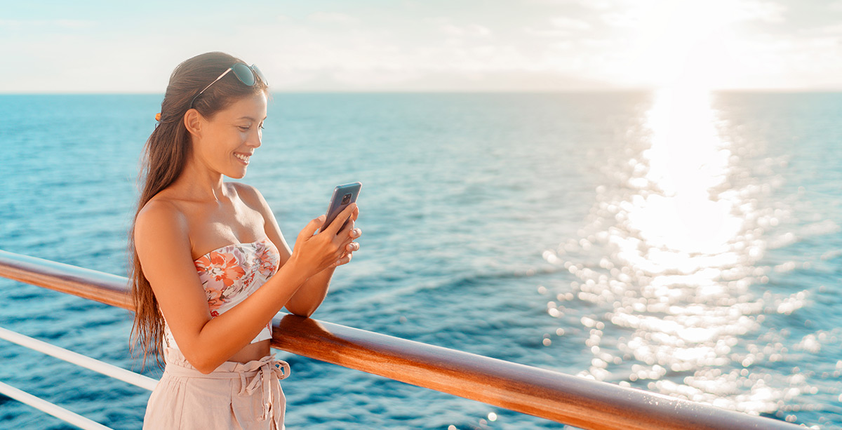 Viajera disfrutando de Internet en un crucero