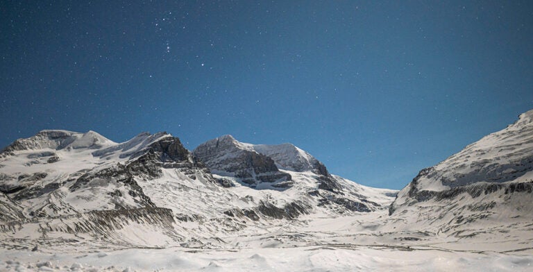 Vista de las montañas Rocosas nevadas en Canadá 