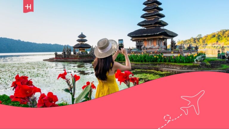 Mujer en Bali haciendo una foto al Templo Ulun Danu Beratan
