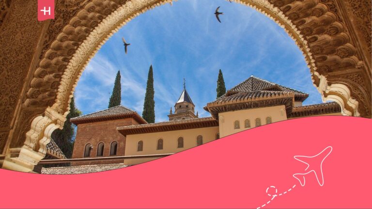 Vistas de un arco desde la Alhambra en Granada.