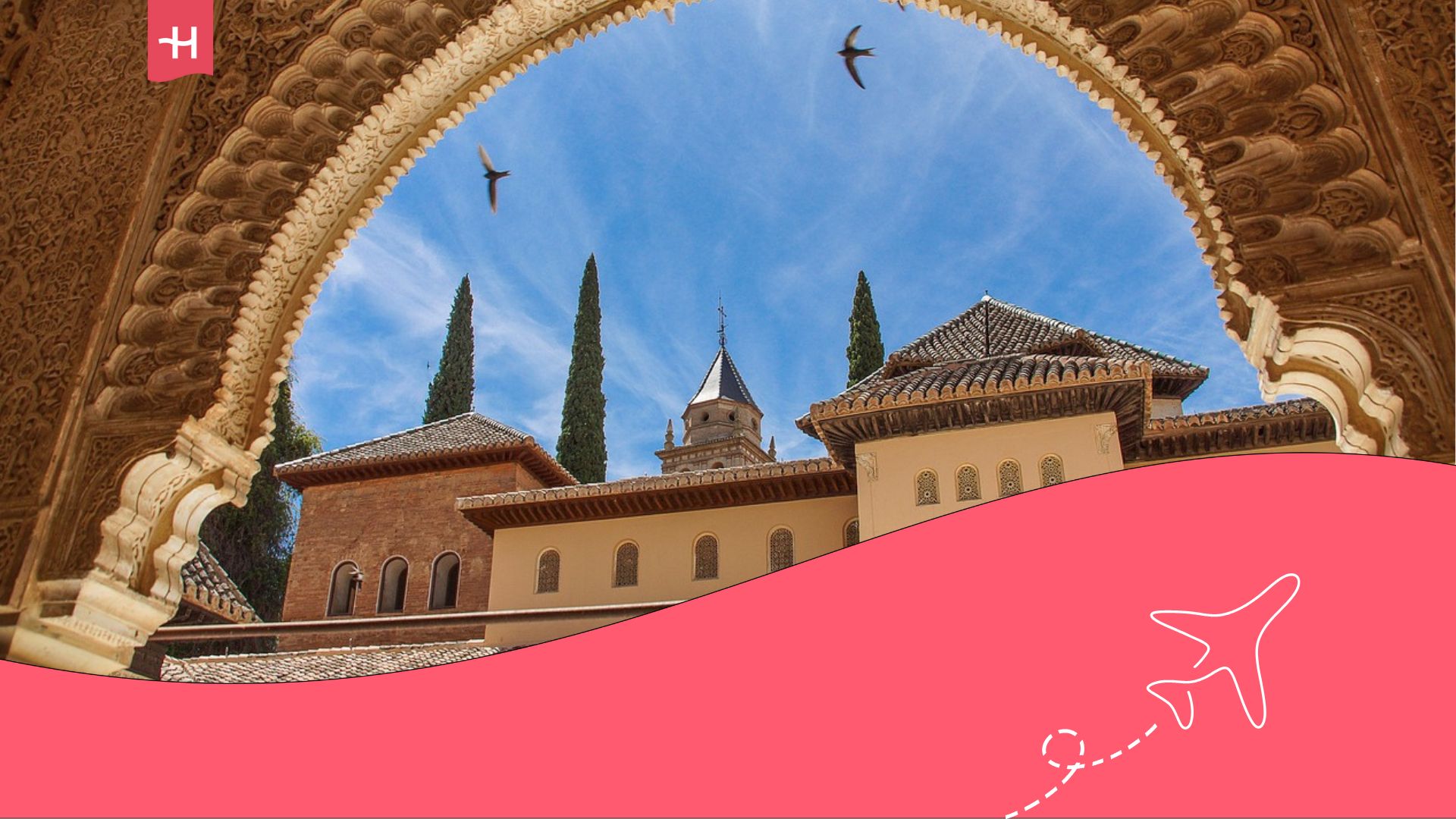 Vistas de un arco desde la Alhambra en Granada.