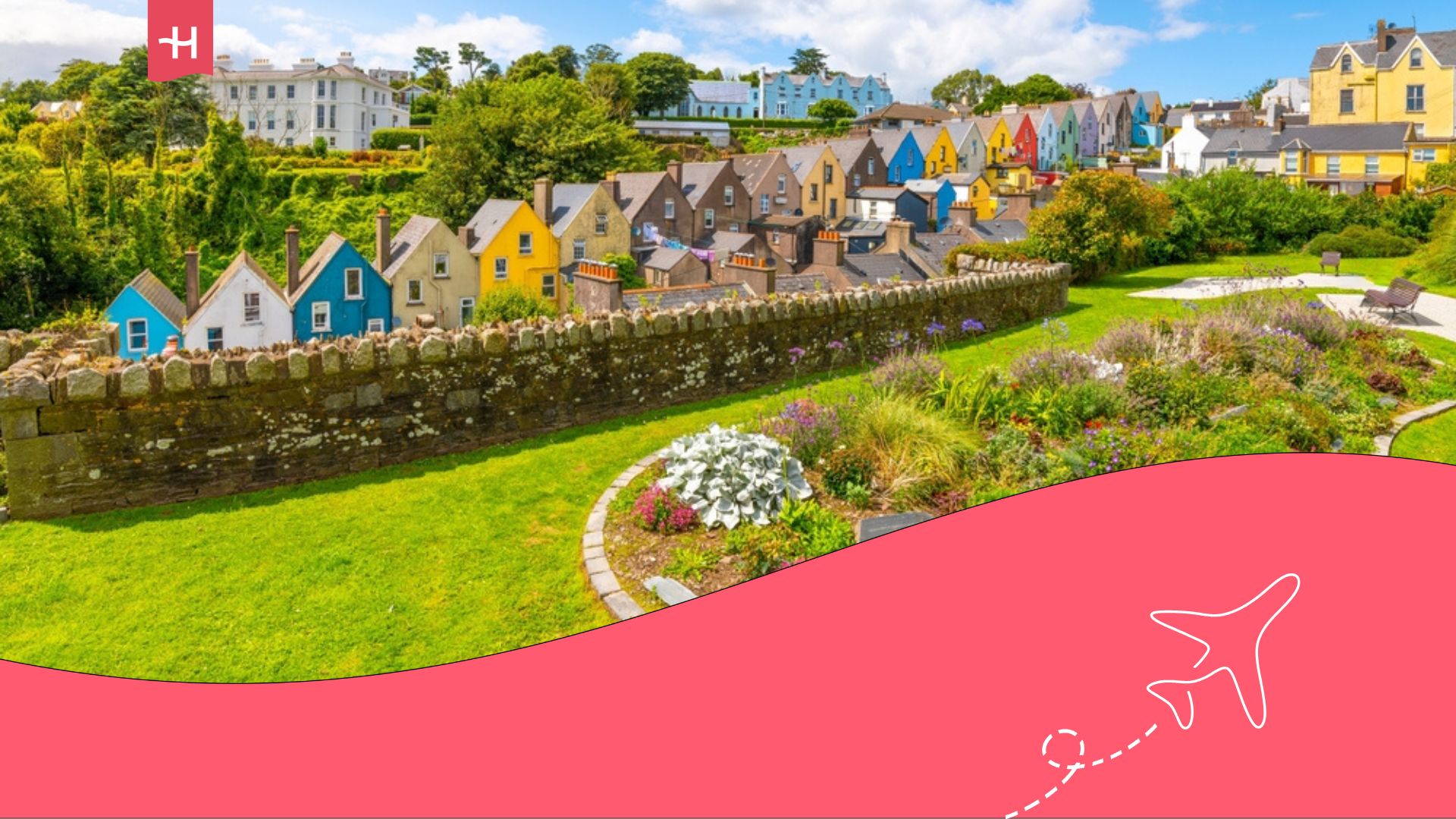 Casitas de colores sobre un valle verde en el poblado de Cork, Irlanda.