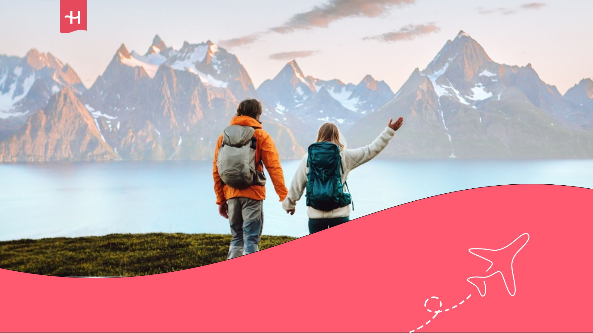 Pareja con mochilas admirando los Alpes de Lyngen en Noruega
