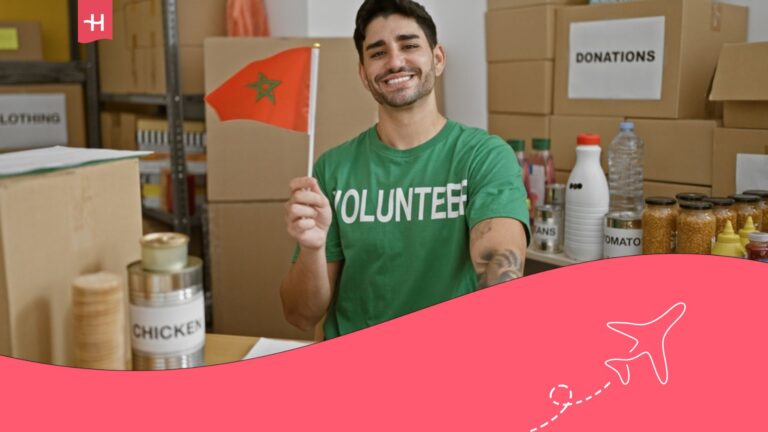 Chico con camiseta verde de voluntario y bandera de Marruecos en la mano.