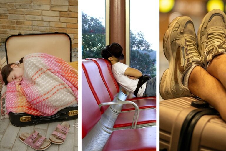 Niña durmiendo con una manta en una maleta, un chico durmiendo en los asientos de un aeropuerto y unos pies subidos encima de una maleta.