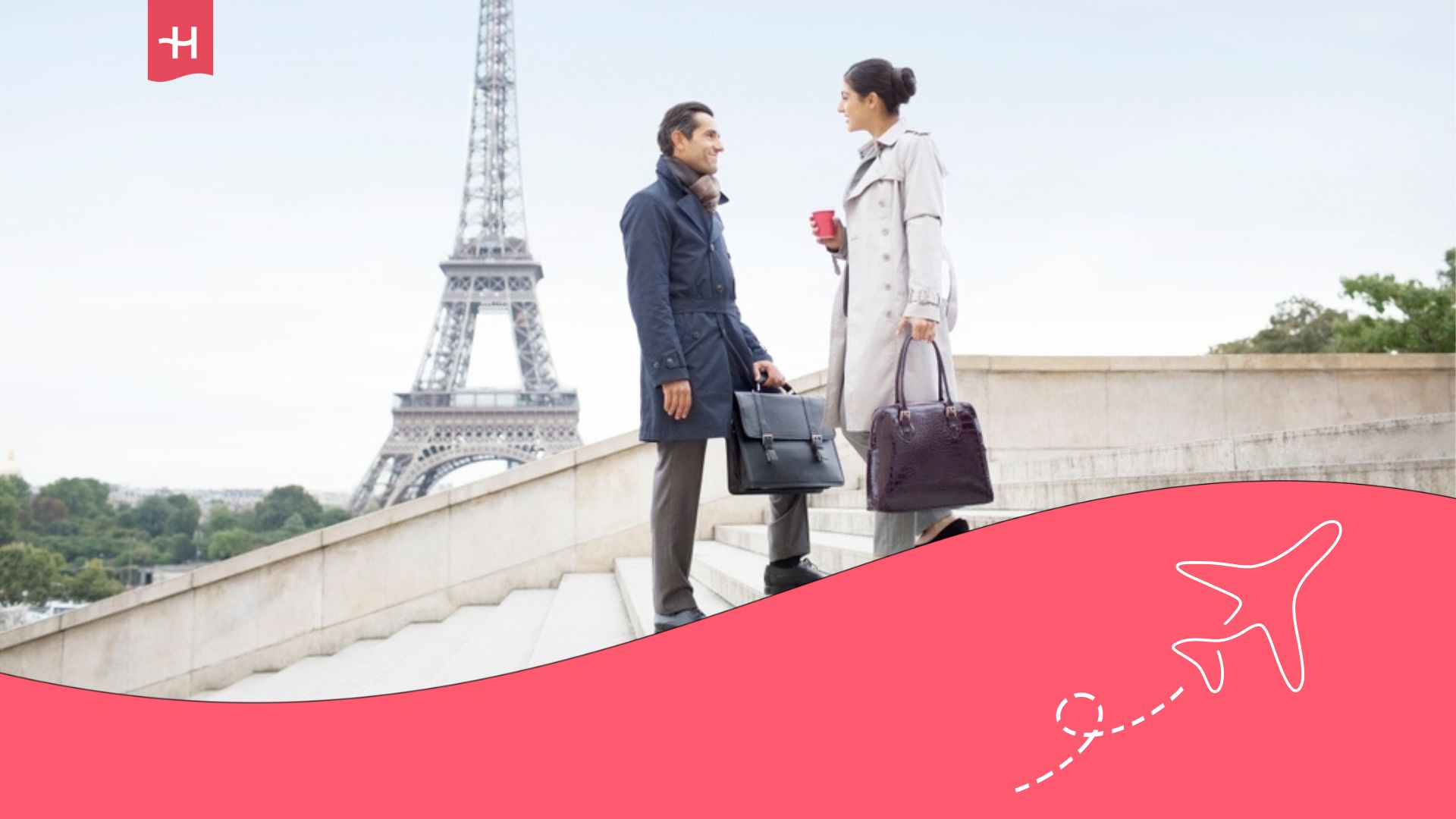 Una pareja de empresarios hablando y detrás la Torre Eiffel.