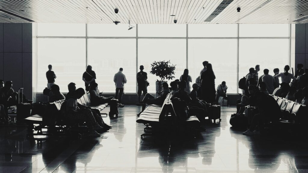 Pasajeros esperan en aeropuerto.