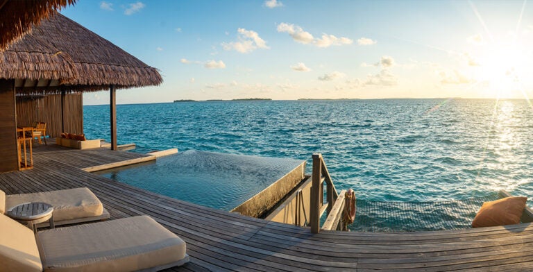 Vista del atardecer desde un bungalow en Maldivas