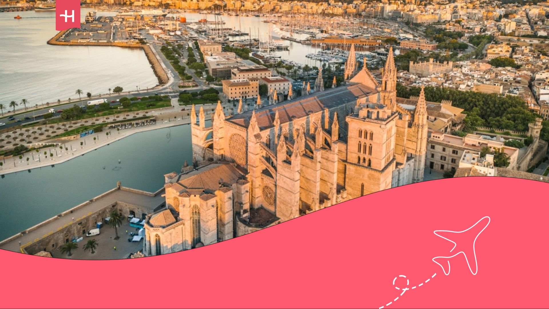 Catedral de Mallorca con el puerto al fondo.