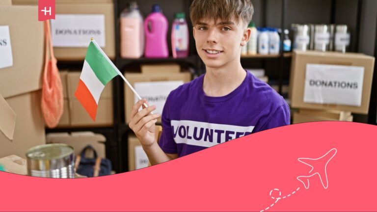 Chico joven con camiseta de voluntario y bandera de Italia en la mano.