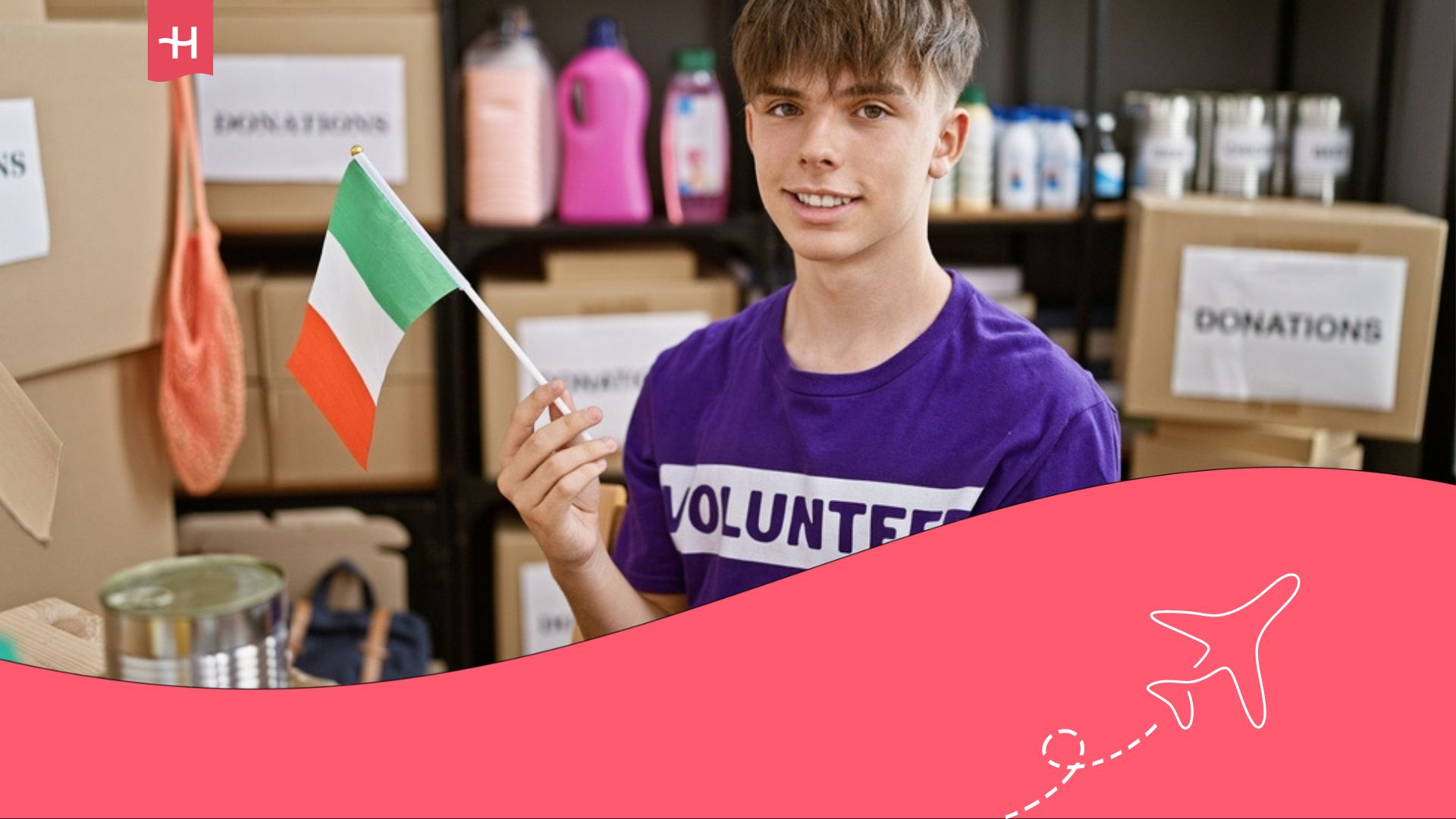 Chico joven con camiseta de voluntario y bandera de Italia en la mano.