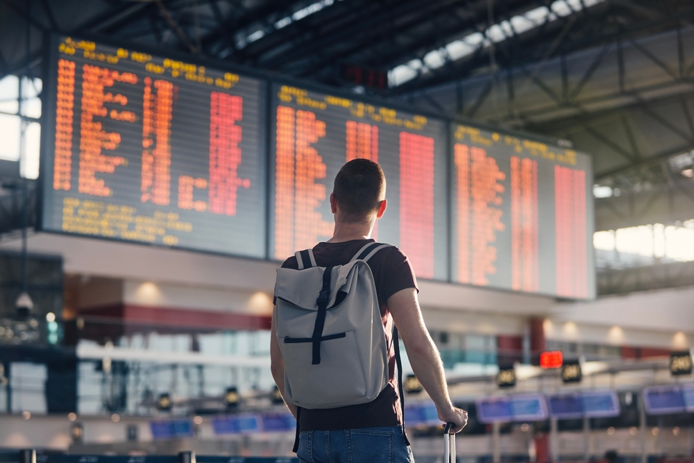 Hombre esperando su vuelo.