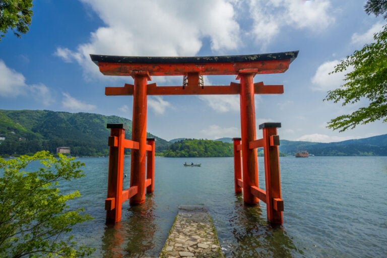Qué ver cerca de Tokio: El Torii de la Paz en el Lago Ashi