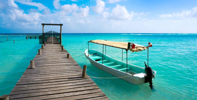Barco pesquero en Playa Mahahual