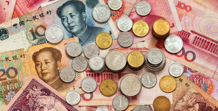 Billetes y monedas de yuan