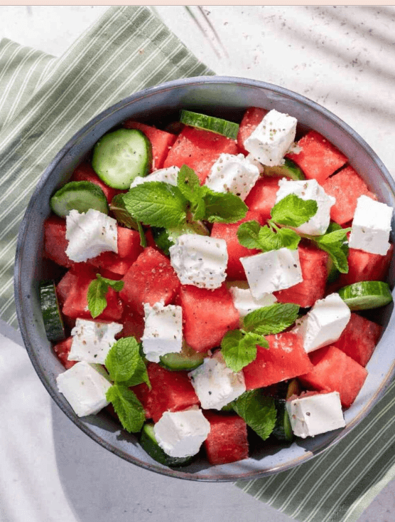 Una ensalada de queso feta y menta va muy bien con los sabrosos platos iraníes