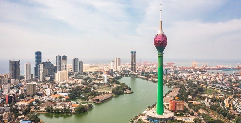 Vista aérea de la Lotus Tower, uno de los principales atractivos que ver en Colombo