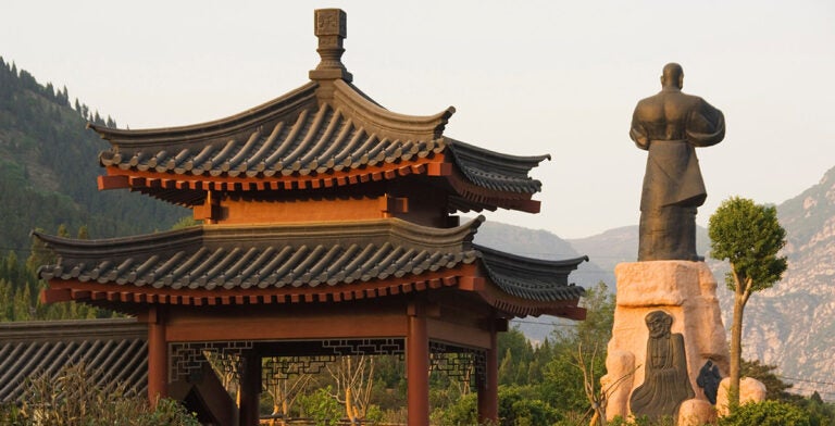Pabellón y monumento de kung-fu en el templo Shaolin