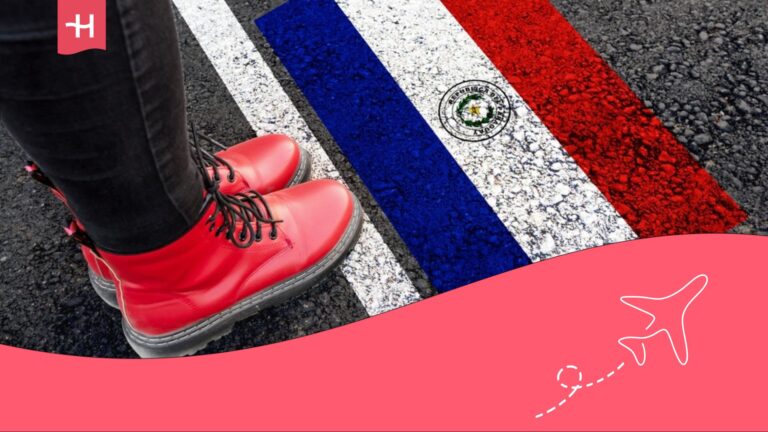 Mujer con botas rojas y en el suelo una bandera de Paraguay