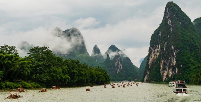 Embarcaciones turísticas en el río Li