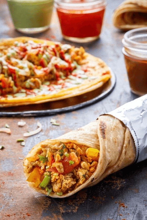 Un rollito de huevo bhurji es un almuerzo o desayuno estupendo si de comida típica de Dubái se trata