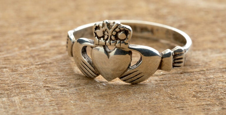 Anillo de Claddagh, un souvenir típico que comprar en Irlanda