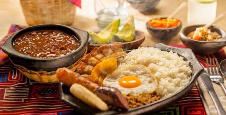 Qué comer en Medellín: bandeja paisa