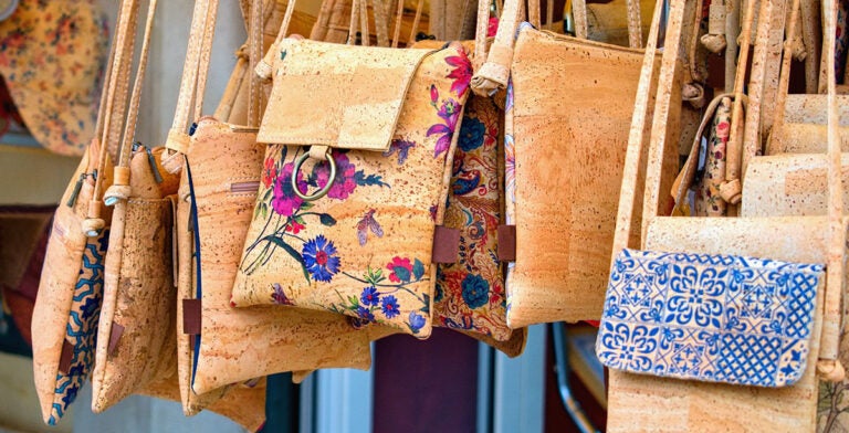 Bolsos de corcho, souvenirs típicos que comprar en Portugal