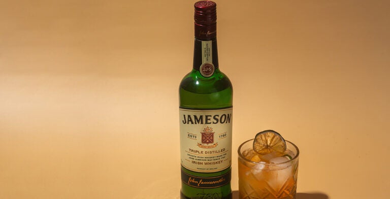 Botella de whiskey irlandés Jameson