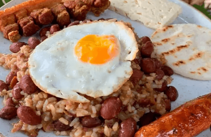 Comer en Medellín típico: calentado paisa