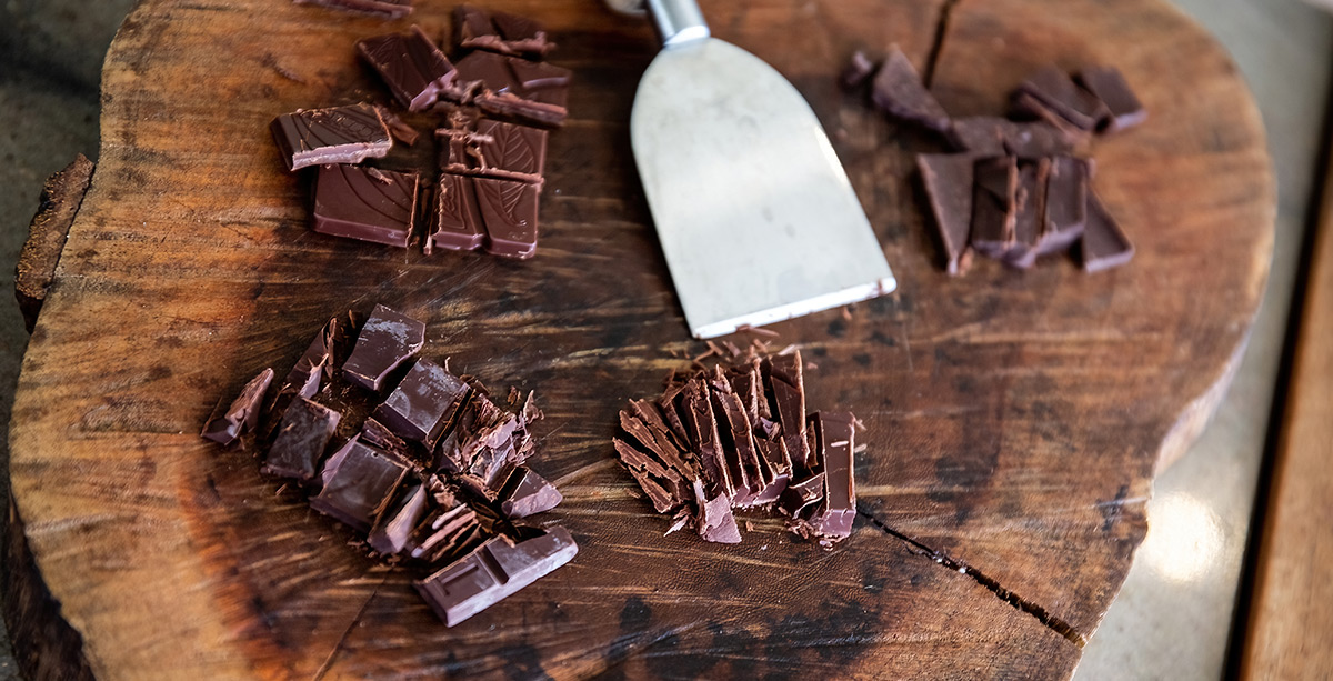 Chocolate recién hecho a partir de cacao orgánico en Costa Rica