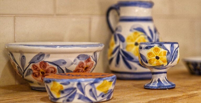 Colección de platos de cerámica tradicional portuguesa