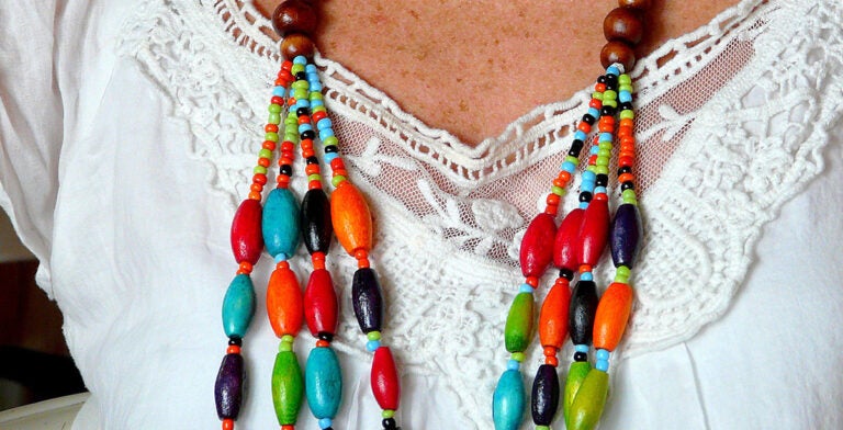 Collar de madera hecho en Costa Rica