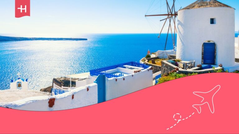 Isla de Santorini en Grecia, con casas blancas y un molino