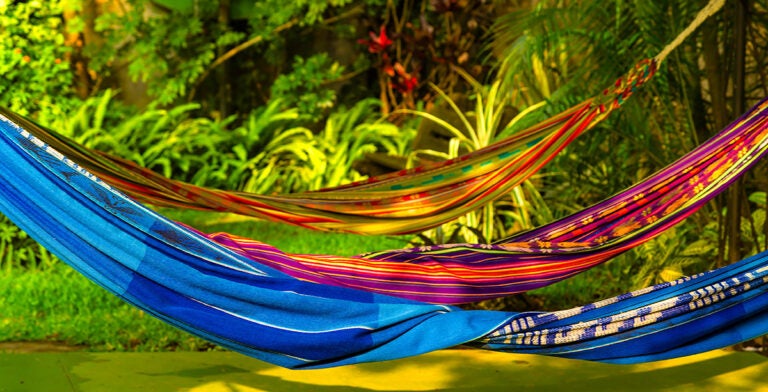 Hamacas de diferentes colores elaboradas en Costa Rica