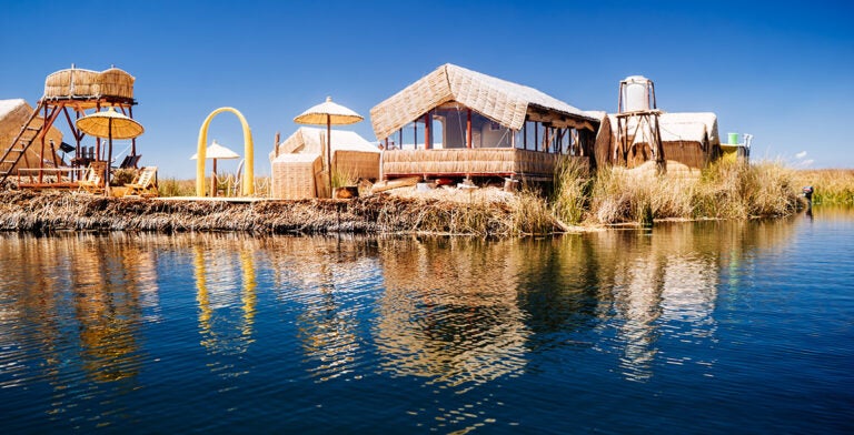 Isla flotante en el lago Titicaca