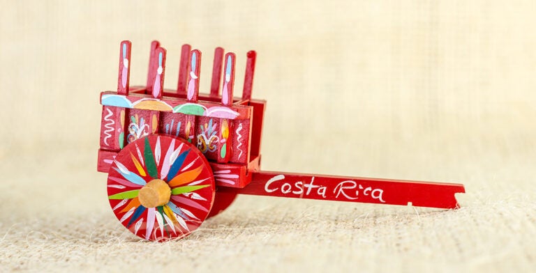 La carreta pintada en miniatura, una artesanía típica que comprar en Costa Rica