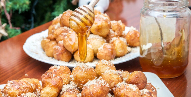 Plato de loukoumades, postre típico que comprar en Atenas y Grecia