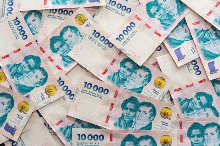 Precios y gastos de visas para Canadá en pesos argentinos.