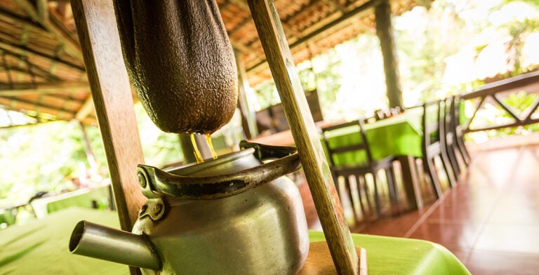 Preparación de café con un chorreador