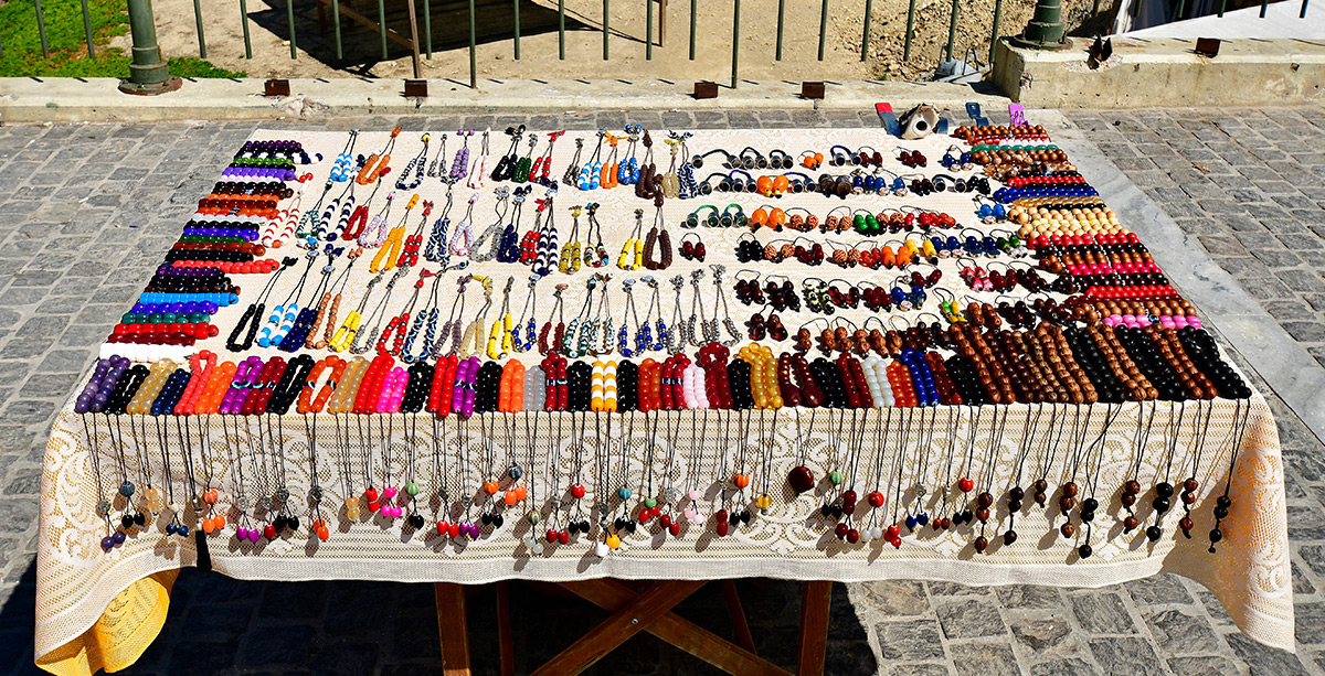 Puesto de bisutería en las calles de Atenas