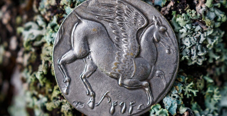 Réplica de la antigua moneda griega de dracma